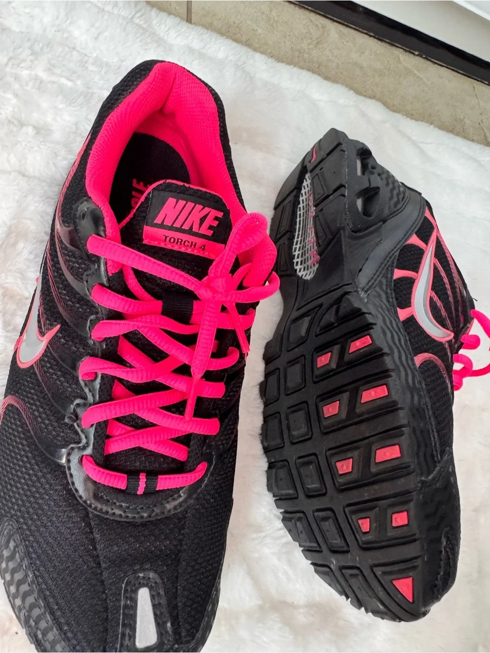 Nike Women's Black & Hot Pink Athletic Running Shoes